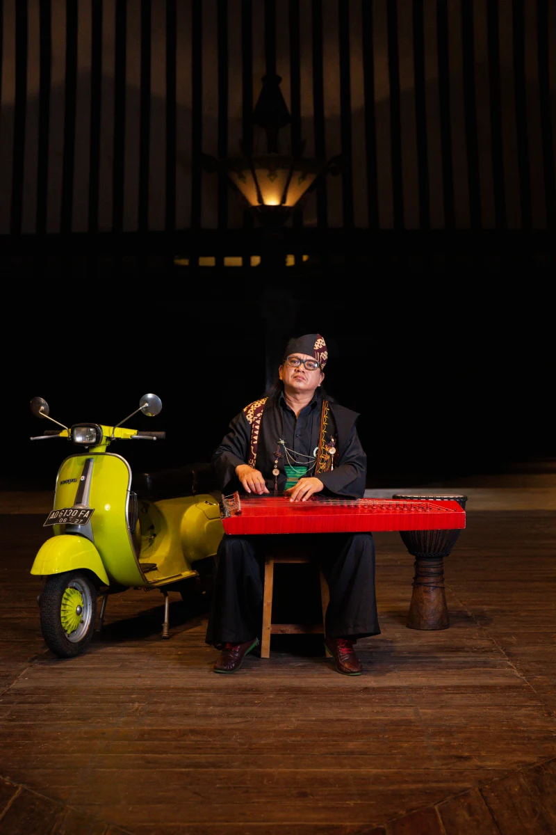 Gondrong Gunarto with Vespa and Kecapi